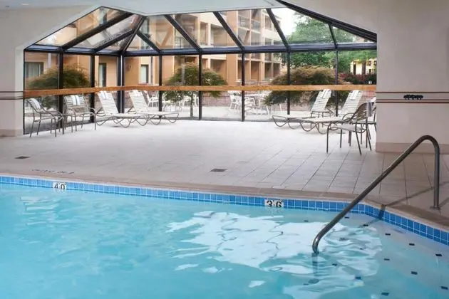 Courtyard Lexington North - Havuz
