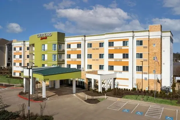 Courtyard Little Rock North - Öne Çıkan Resim