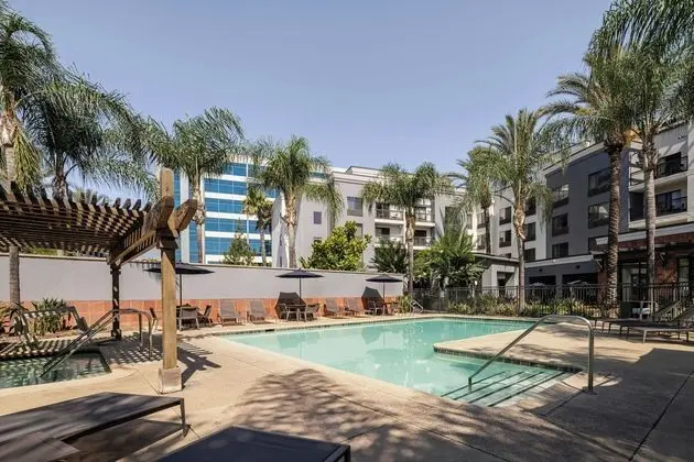 Courtyard Los Angeles Burbank Airport - Havuz
