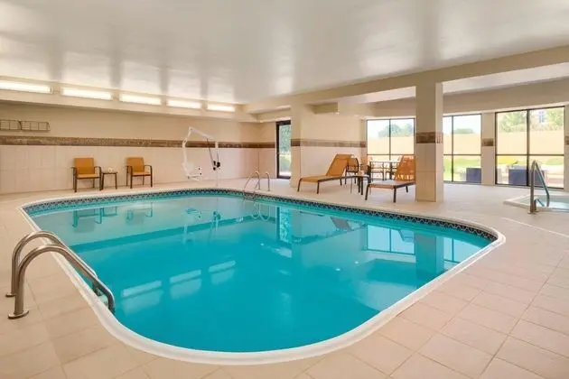 Courtyard by Marriott Akron Fairlawn - Havuz