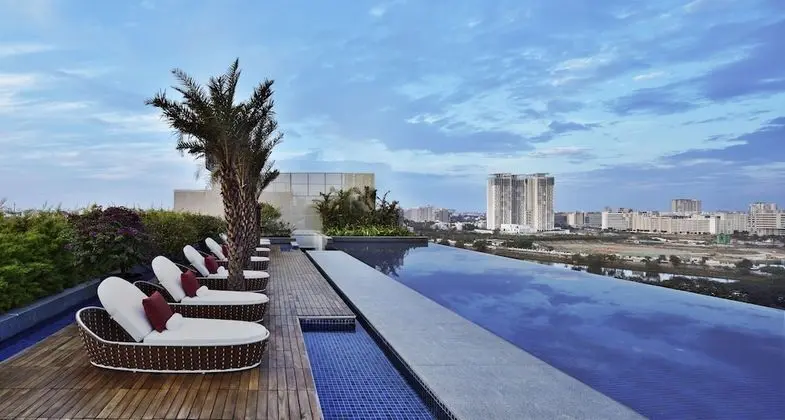 Courtyard by Marriott Bengaluru Hebbal - Havuz