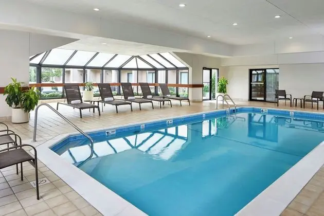Courtyard by Marriott - Brighton - Havuz