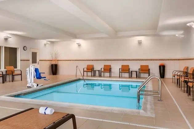 Courtyard by Marriott Burlington Mt. Holly Westampton - Havuz