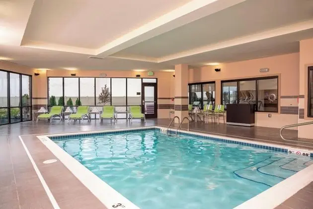 Courtyard by Marriott Cleveland Elyria - Havuz