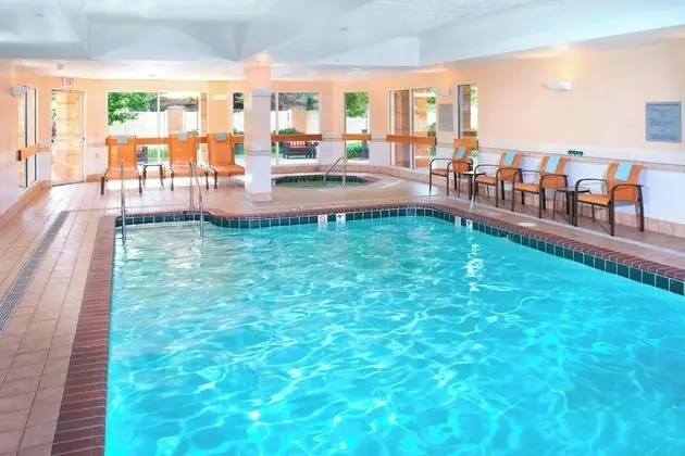 Courtyard by Marriott Cleveland Independence - Havuz
