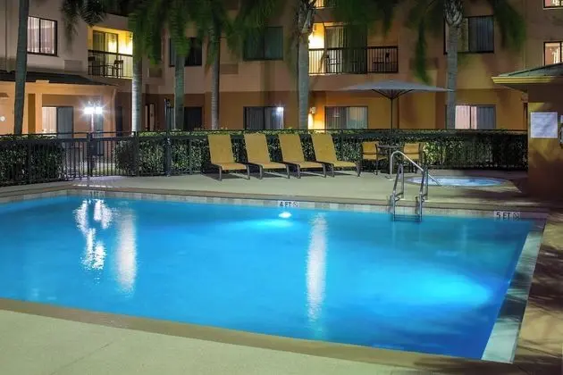 Courtyard by Marriott Daytona Beach Speedway/Airport - Havuz