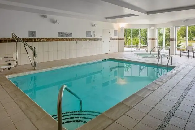 Courtyard by Marriott Detroit Farmington - Havuz