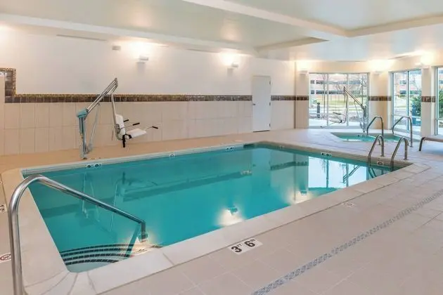 Courtyard by Marriott Detroit Farmington - Havuz