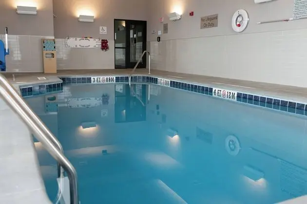 Courtyard by Marriott Elkhart - Havuz
