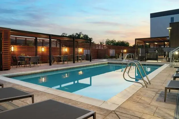 Courtyard by Marriott Fresno Clovis - Dış Mekan