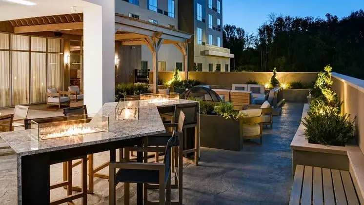 Courtyard by Marriott Hamilton - Dış Mekan