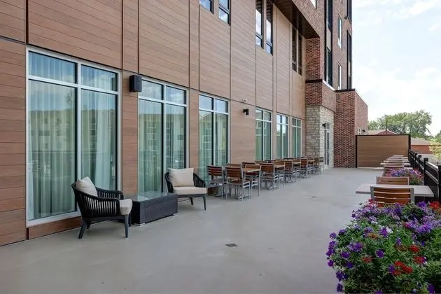 Courtyard by Marriott Iowa City University Heights - Dış Mekan