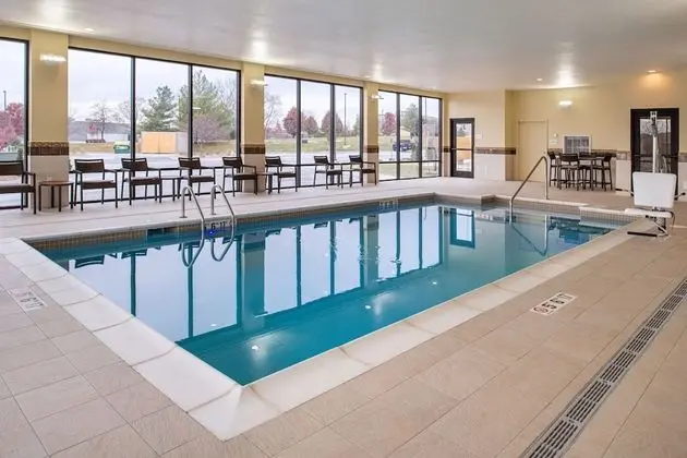 Courtyard by Marriott Kansas City Olathe - Havuz