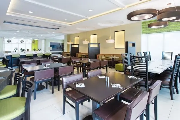 Courtyard by Marriott Kingston, Jamaica - Yerinde Yemek