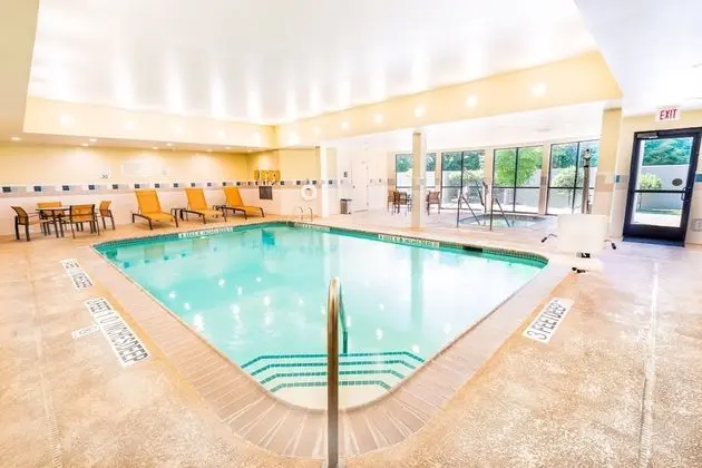 Courtyard by Marriott Kingston - Havuz