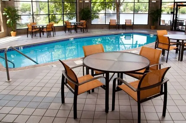 Courtyard by Marriott La Crosse - Havuz