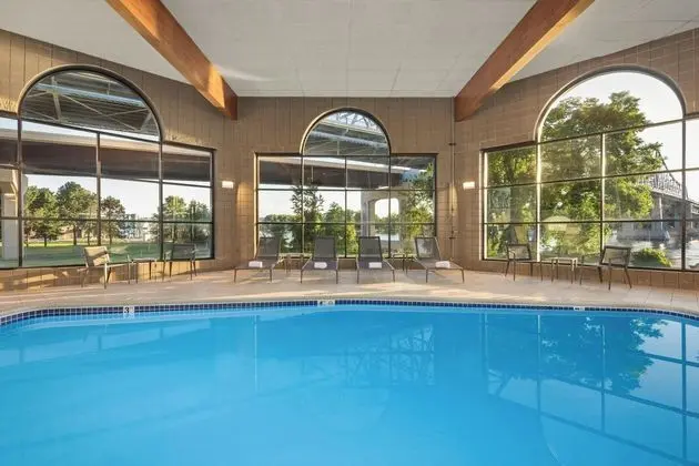 Courtyard by Marriott La Crosse - Havuz