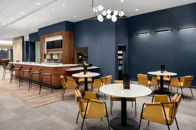Courtyard by Marriott Lansing Downtown - Yerinde Yemek