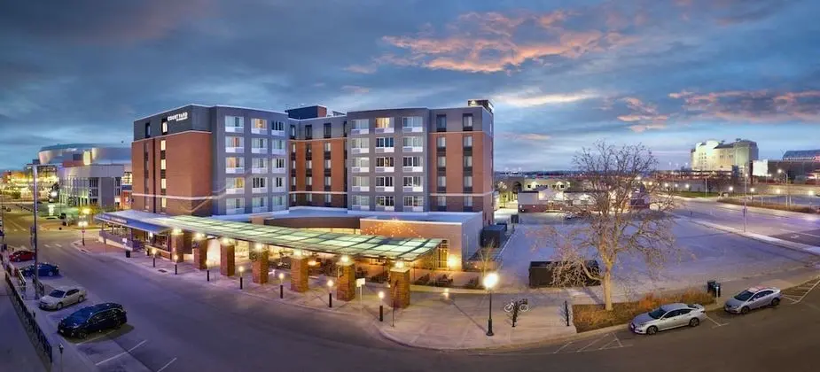 Courtyard by Marriott Lincoln Downtown - Dış Mekan