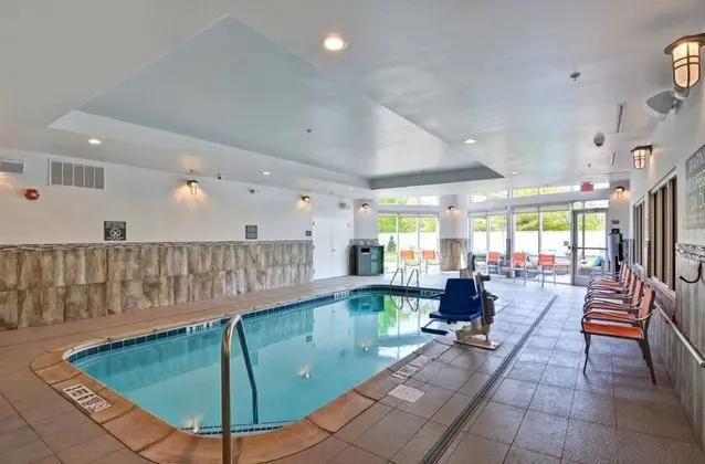 Courtyard by Marriott Long Island Islip/Courthouse Complex - Havuz