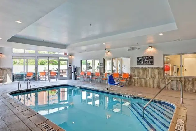 Courtyard by Marriott Long Island Islip/Courthouse Complex - Havuz