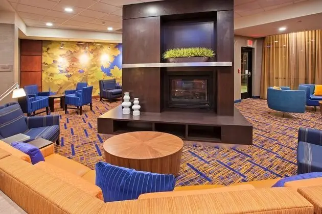 Courtyard by Marriott Louisville Northeast - Dış Mekan