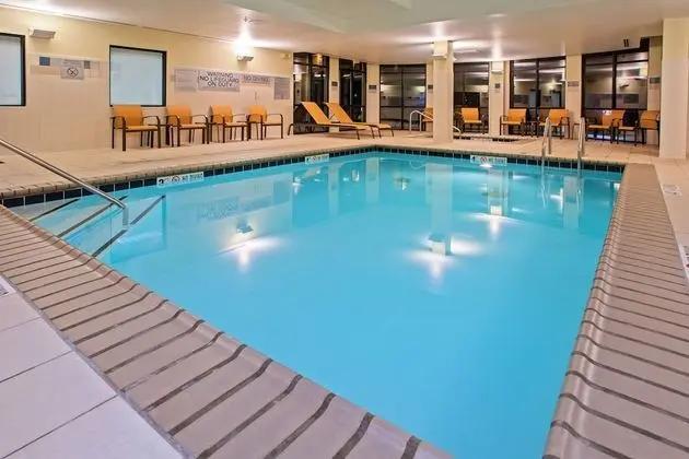 Courtyard by Marriott Louisville Northeast - Havuz
