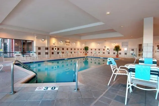Courtyard by Marriott Madison East - Havuz