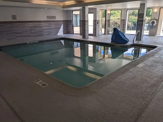 Courtyard by Marriott Manchester - Boston Regional Airport - Havuz