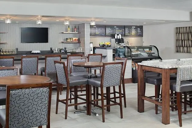 Courtyard by Marriott Manchester - Boston Regional Airport - Yerinde Yemek