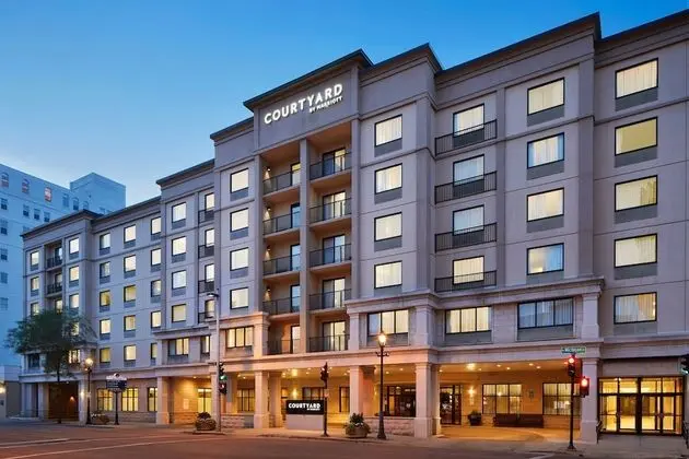 Courtyard by Marriott Milwaukee Downtown - 1