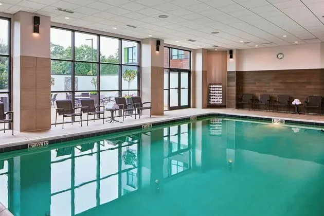 Courtyard by Marriott Minneapolis West - Havuz