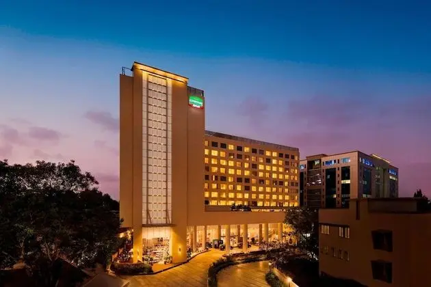 Courtyard by Marriott Mumbai International Airport - Dış Mekan