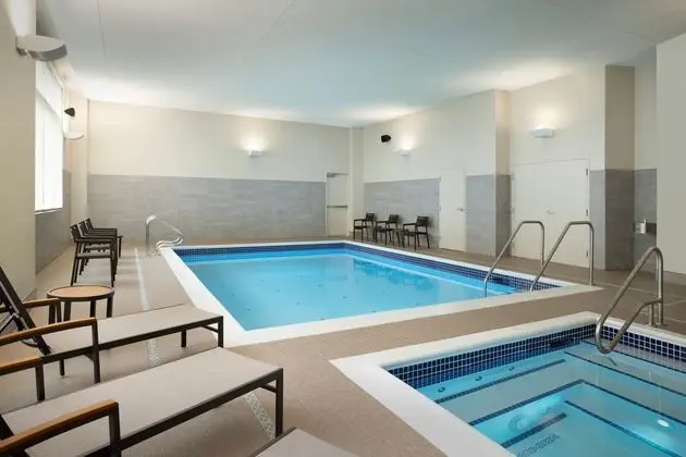 Courtyard By Marriott Nanaimo - Havuz