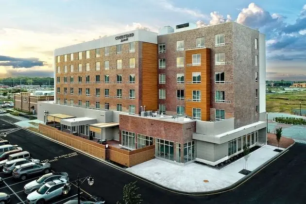 Courtyard by Marriott North Brunswick - Dış Mekan
