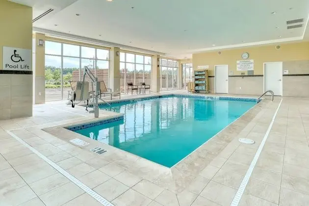 Courtyard by Marriott North Brunswick - Havuz