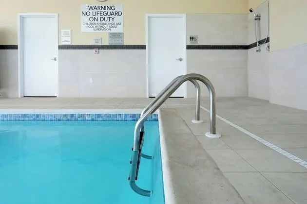Courtyard by Marriott North Brunswick - Havuz
