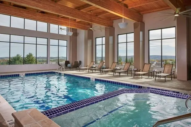 Courtyard by Marriott Petoskey at Victories Square - Havuz