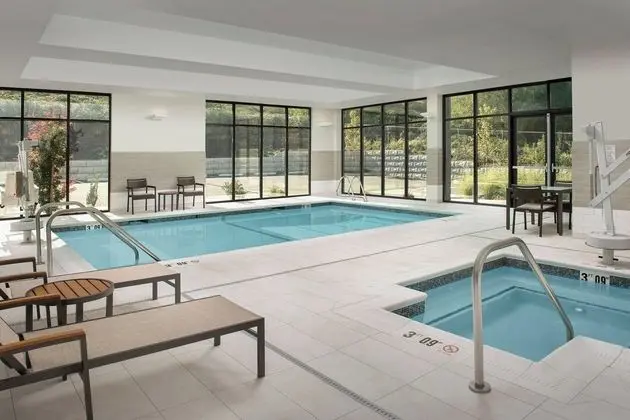 Courtyard by Marriott Portland East - Havuz