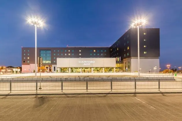 Courtyard by Marriott Warsaw Airport - Dış Mekan