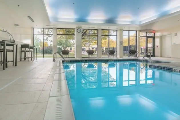 Courtyard by Marriott West Springfield - Havuz