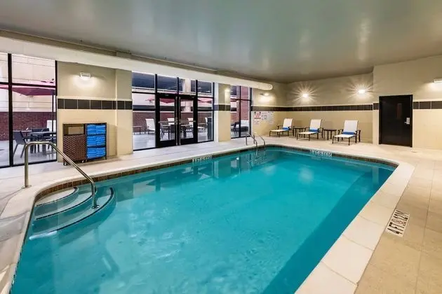 Courtyard by Marriott Winston - Salem Downtown - Havuz
