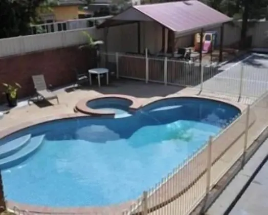 Courtyard Motor Inn - Havuz