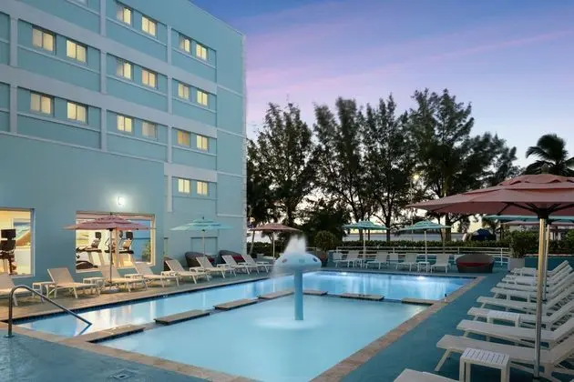 Courtyard Nassau Downtown/Junkanoo Beach - Havuz