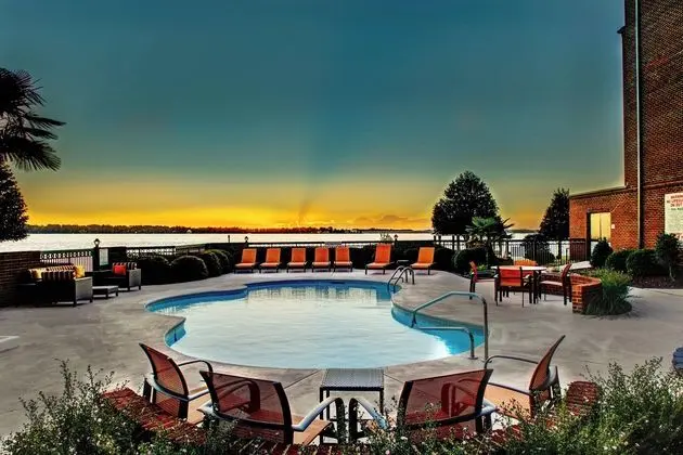 Courtyard New Bern - Havuz