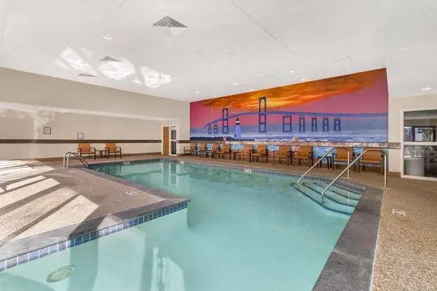 Courtyard Newport Middletown - Havuz