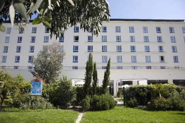 Courtyard Paris Colombes
