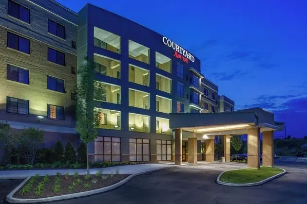 Courtyard Pittsburgh North/Cranberry Woods - Öne Çıkan Resim