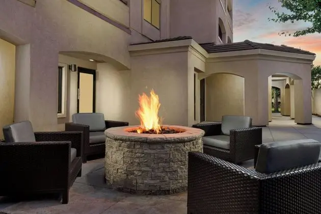 Courtyard Salinas Monterey - Öne Çıkan Resim