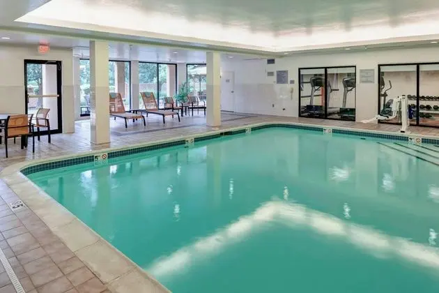 Courtyard Wichita East - Havuz